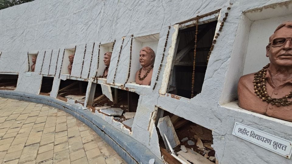 Anti-social elements have made Jheeram Shaheed Smarak in Jagdalpur their base