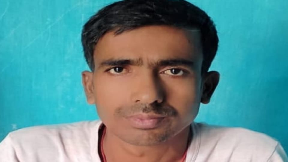 Family members of Arun Thakur who is suffering from a serious kidney disease appealed for help in Balrampur Ra
