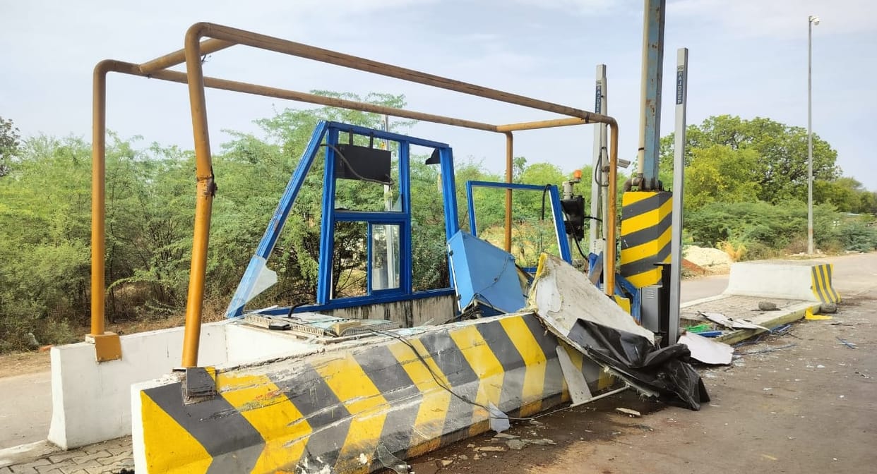 Chitrakoot Accident High speed truck hit toll plaza then ran over toll workers one dead and two injured