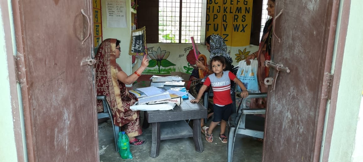 Kanpur In this scorching heat children are getting rid of heat with help hand fans no electricity in Anganwadi