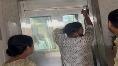 Meerut: The lift of Hari Apartment stopped with a jerk, child and two elderly people got stuck