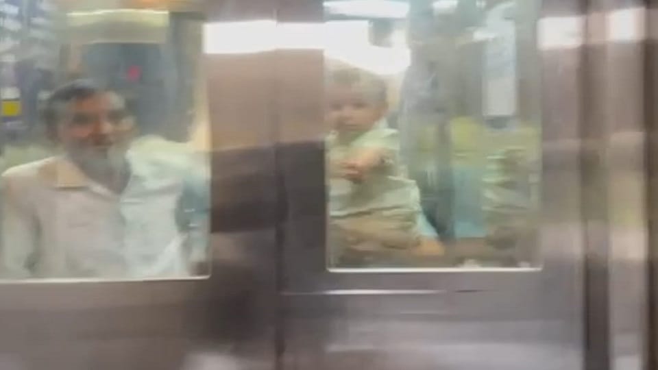 Meerut: The lift of Hari Apartment stopped with a jerk, child and two elderly people got stuck