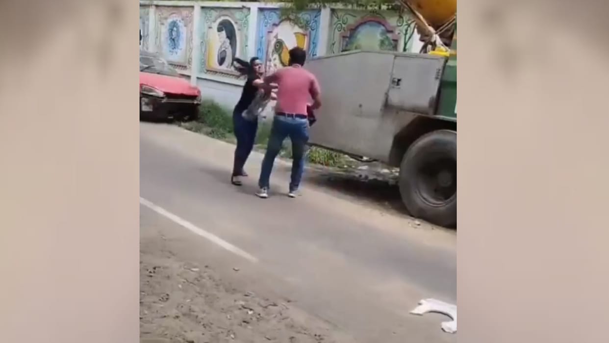 Lucknow: Fight between a young man and a woman outside the police station, video goes viral.