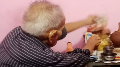 वृद्धाश्रम में रहने को मजबूर हुए बुजुर्ग