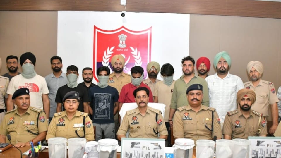 पुलिस हिरासत में पांचों आरोपी।