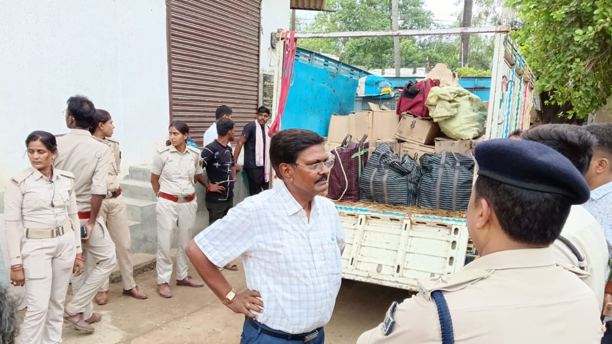Bihar: Prohibition Superintendent raided Maner and recovered 1093 liters of English liquor from the basement