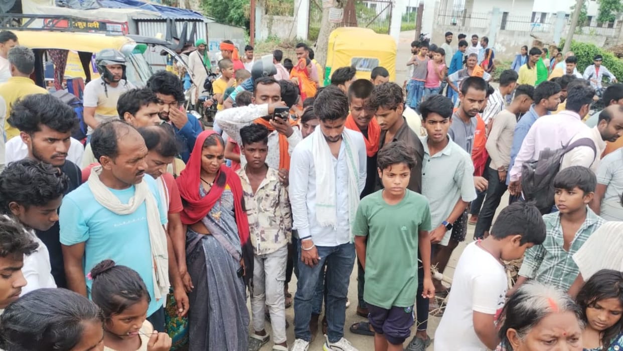 Bihar News: Labourer dies after being hit by electric current, family members block road