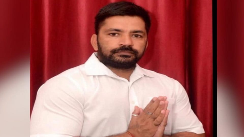 Meerut: Due to chest pain, councilor Gagandeep Gautam reached the hospital on his own scooter, died