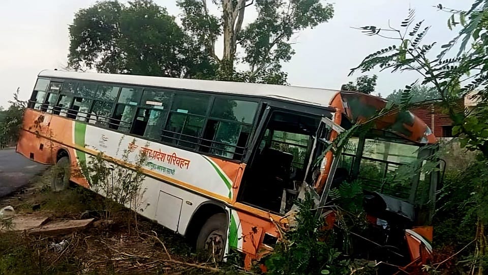 Bijnor: Speeding bus collides with tree after driver dozes off, driver dies, six injured