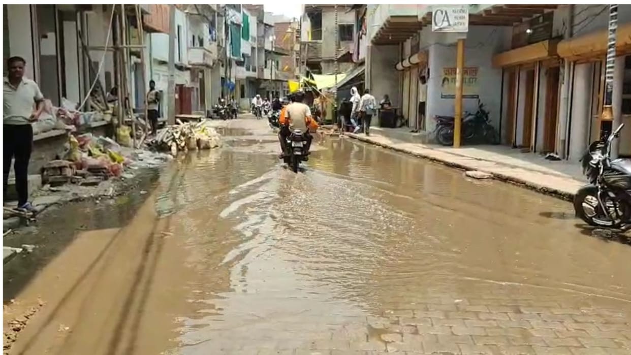 Waterlogging became a cause of trouble people of five wards are troubled
