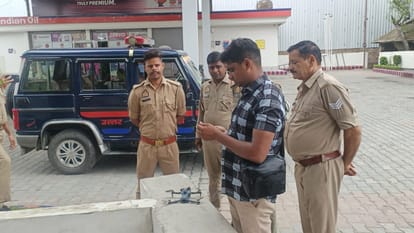 ड्रोन की जांच करती पुलिस टीम