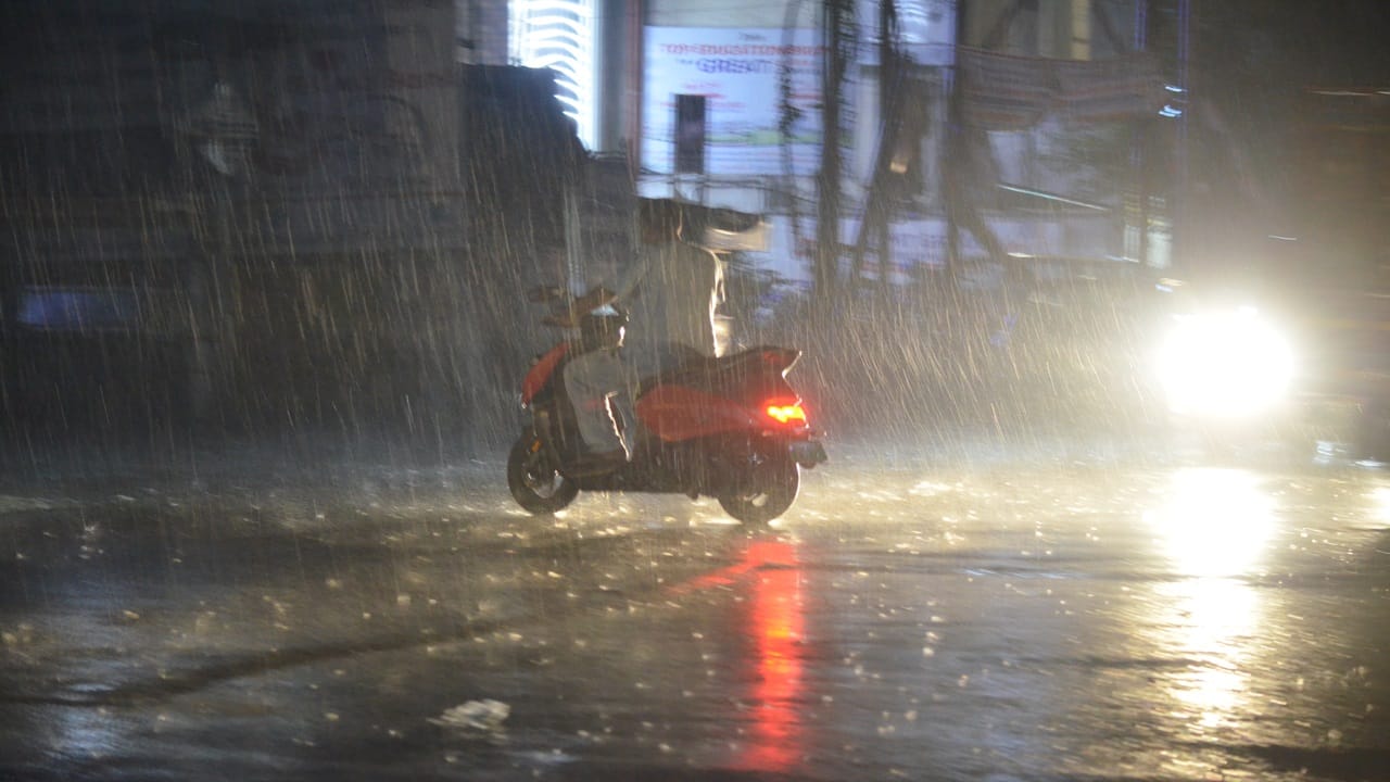 UP Weather Update: Heavy Rain Lashes Bareilly, Waterlogging on Roads, Yellow Alert for 3 Days