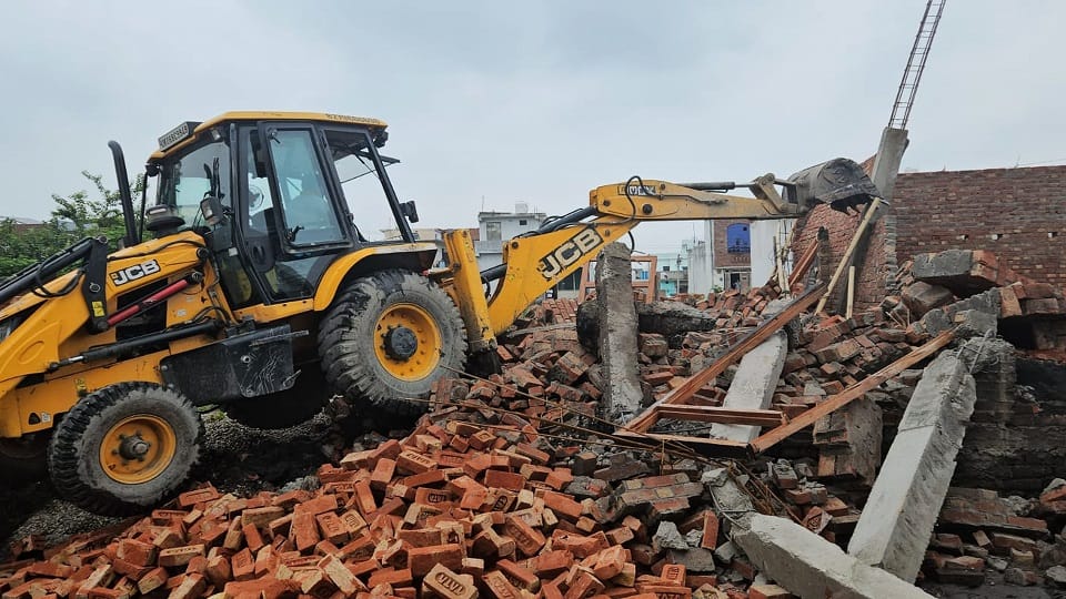 JCB roared on illegal construction being done on ceiling and Nazul land Rudrapur