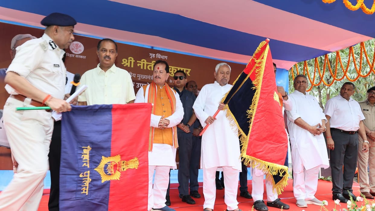 Bihar: CM Nitish flagged off 520 four-wheelers and 98 two-wheelers for the police