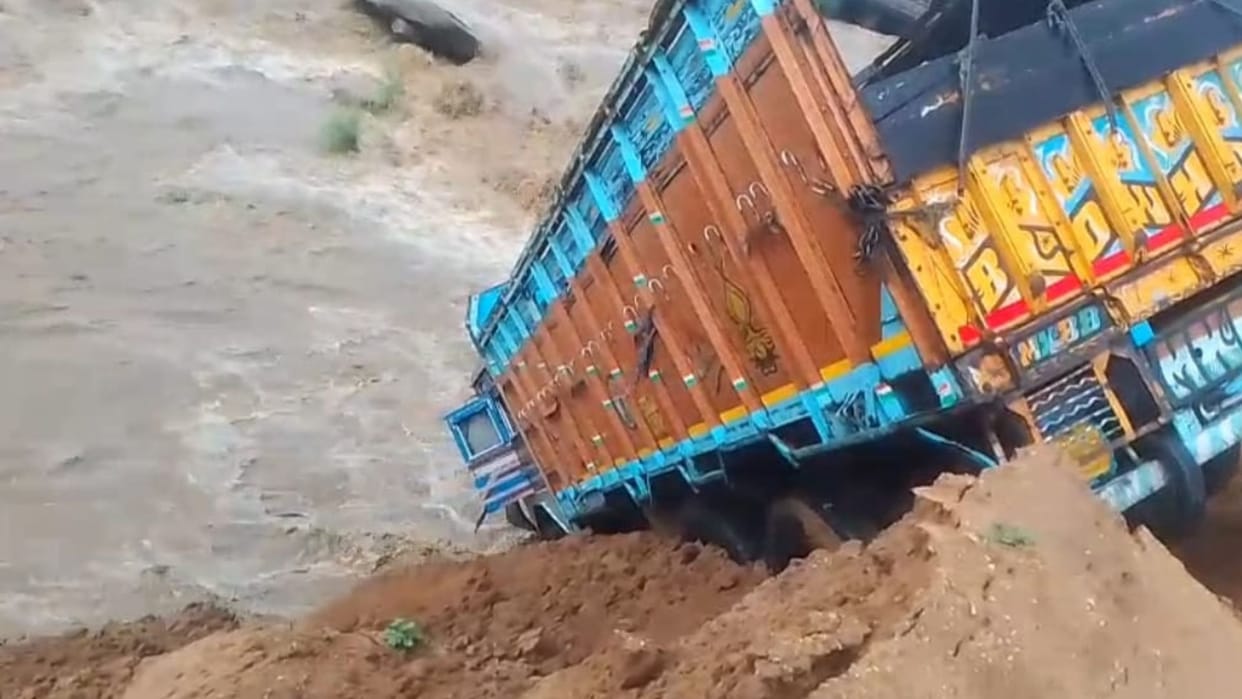 Due to torrential rains in Tetriyakhand colliery, truck got washed away in the river, public life a