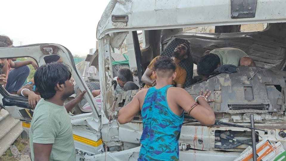 NH 152D Canter and two truck collide two driver dies in Charkhi Dadri see video