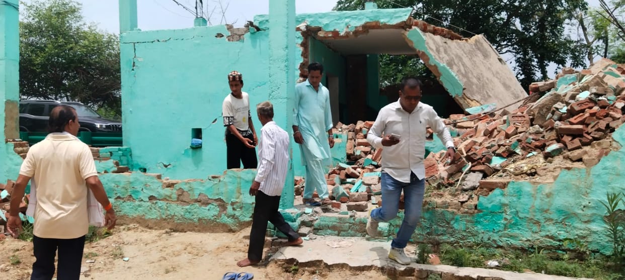 Meerut: Religious place damaged on the banks of Ganganahar in Jani area, police reached the spot