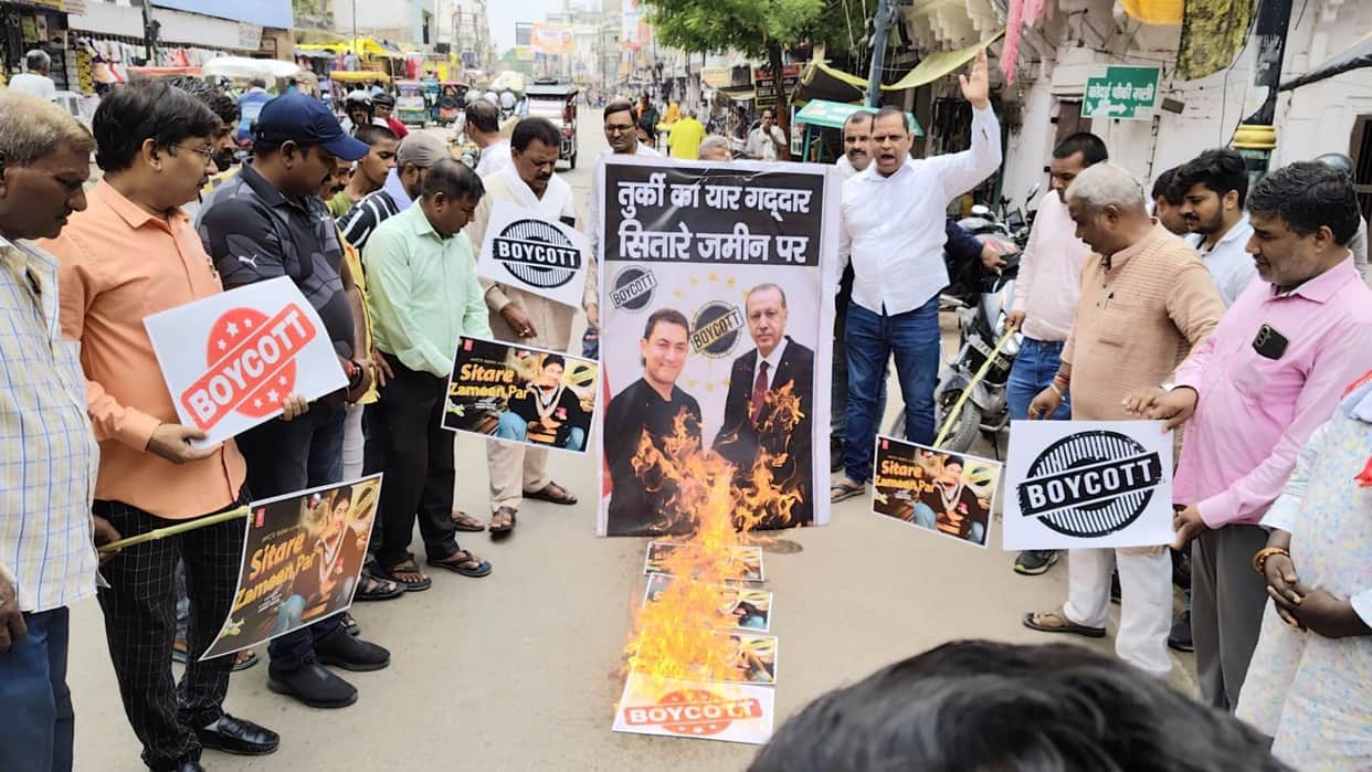 Sitare Zameen Par Protest against Aamir Khan film in Kashi poster burnt the actor tarnishes image of india