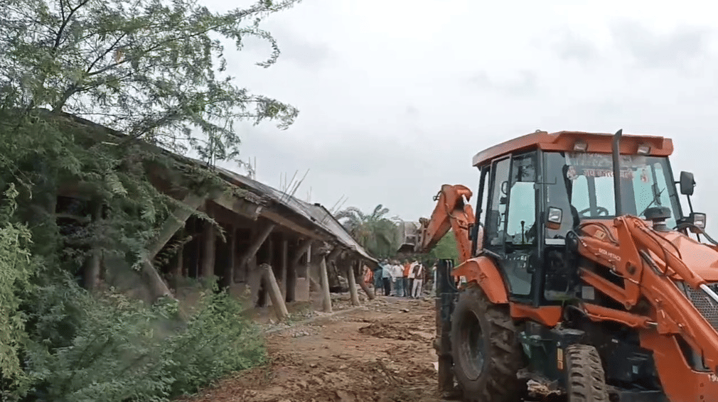 UP: Administration's bulldozer runs on illegal occupation of the bullies in Gauriganj Amethi.