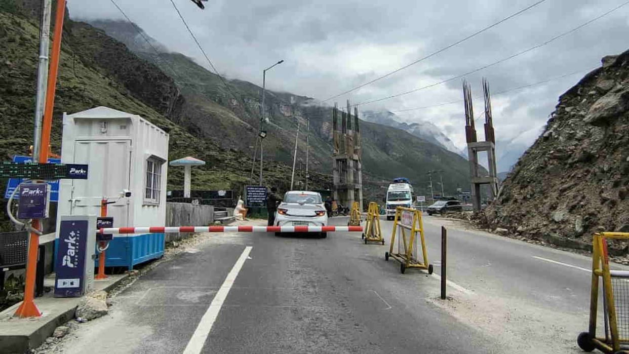 Country highest fast tag barrier started in Badrinath Chamoli Uttarakhand News in hindi