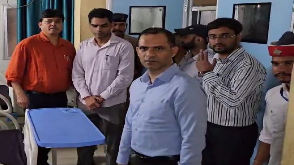 Bageshwar DM Ashish Bhatgain made a surprise inspection of the district hospital Bageshwar