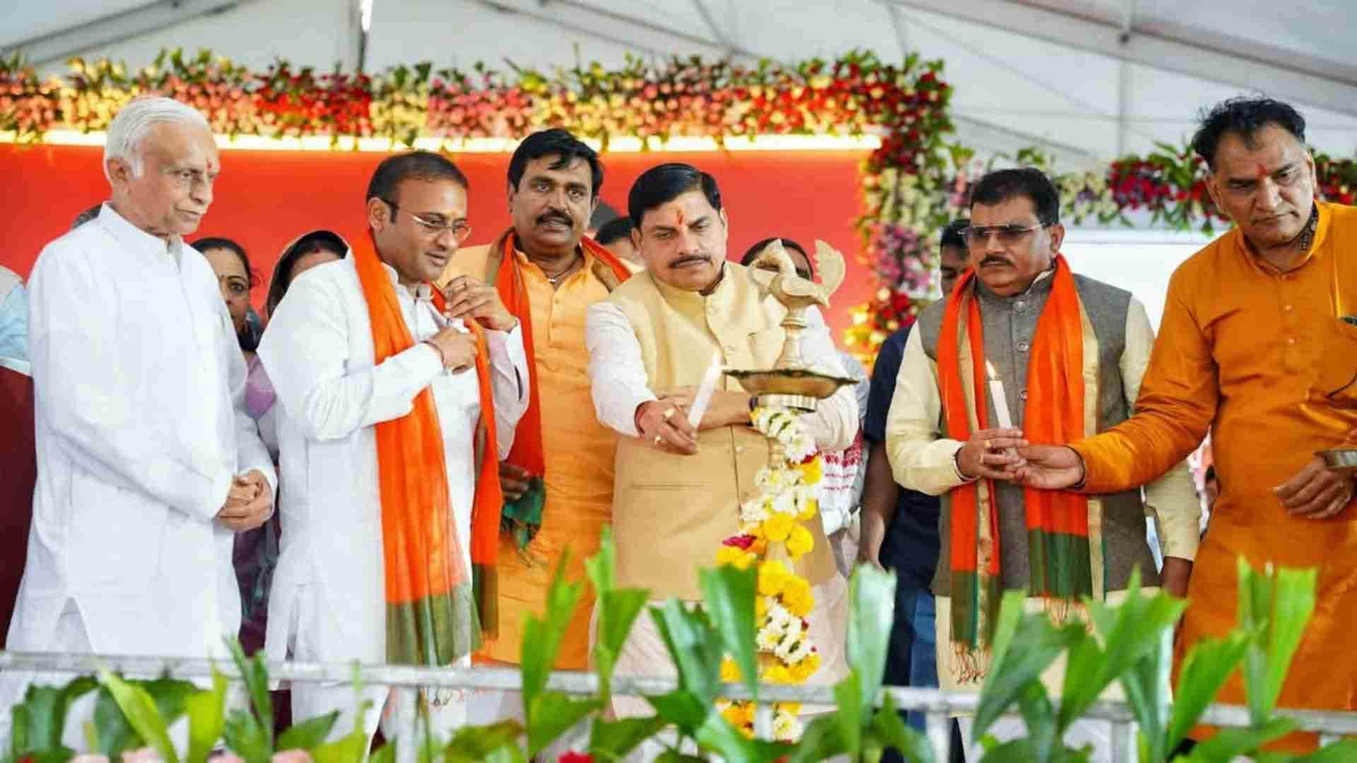 बैडिया में आयोजित कार्यक्रम में मुख्यमंत्री डॉ. मोहन यादव।