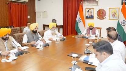 अधिकारियों की बैठक लेते सीएम भगवंत मान