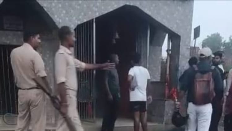 Accident News : सड़क दुर्घटना में दो भाइयों की हुई मौत, दोस्तों के साथ लौटने के दौरान अनियंत्रित ट्रक ने रौंदा