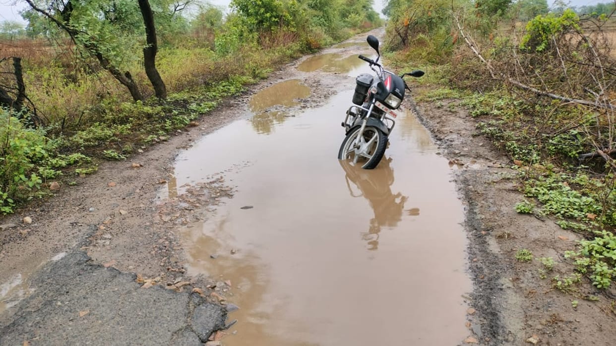 Bihar News : Villagers requested RJD Party MLA for road repairing aurangabad bihar news today bihar politics