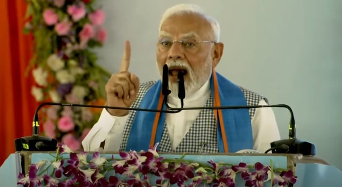 PM Narendra Modi : चुनाव की चर्चा नहीं, मगर सतर्क करते दिखे पीएम मोदी, बोले- लालटेन-पंजे के शिकंजे से बचना