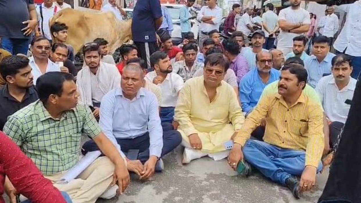 BJP leaders sit on dharna in front of Kotwali in protest against FIR in Shahjahanpur