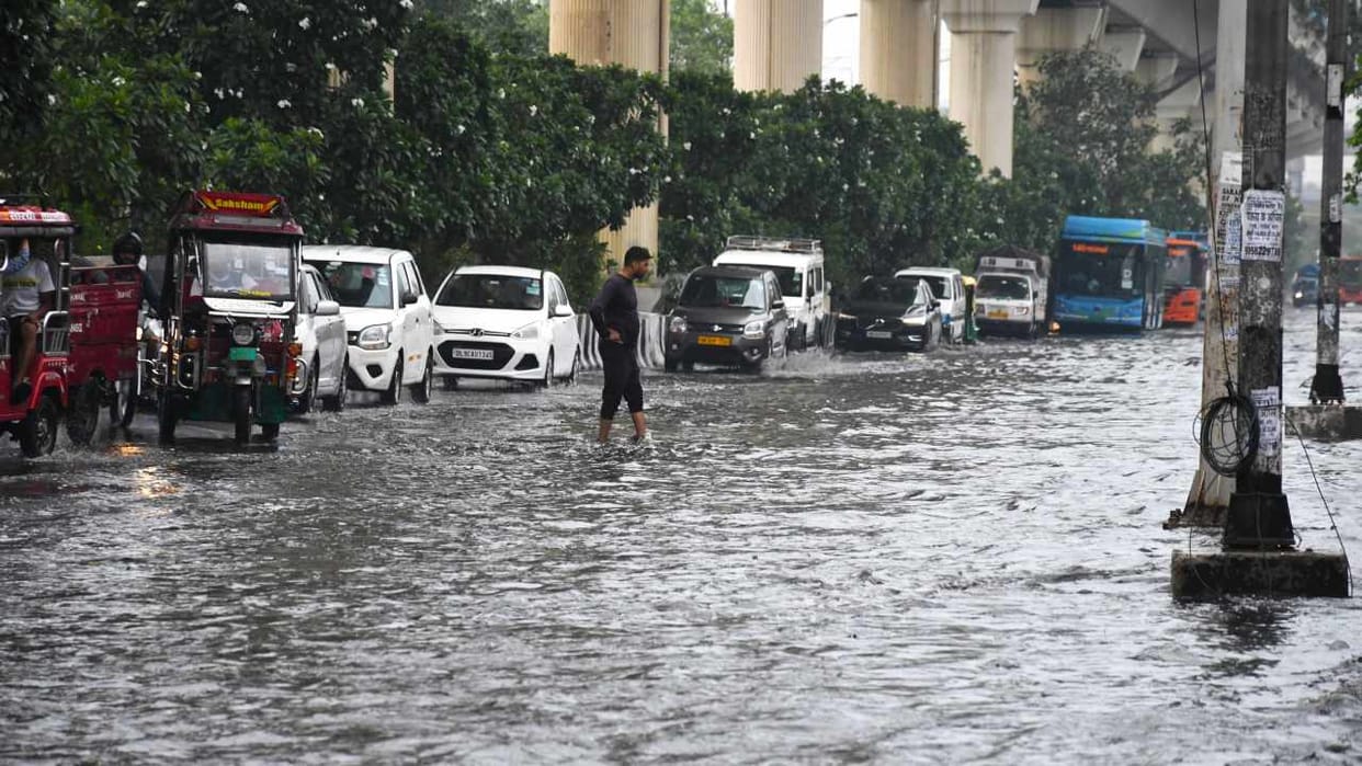 Landslides on the mountains cause trouble, many roads are closed, rain also in Delhi-NCR, UP-Punjab-Haryana
