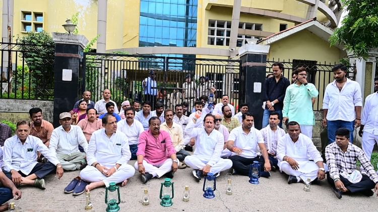 लालटेन और चिमनी लेकर विद्युत विनियामक आयोग पहुंचे कांग्रेसी: सरकारी कार्यालयों का 1750 करोड़ बिजली बिल बकाया