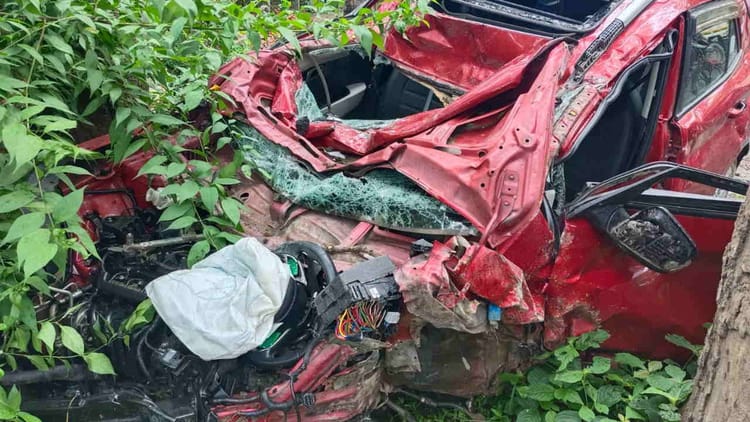 Dehradun: डाट काली मंदिर के पास भीषण हादसा...दो कारों की आमने-सामने भिड़ंत, उड़े परखच्चे; एक की मौत, दो घायल