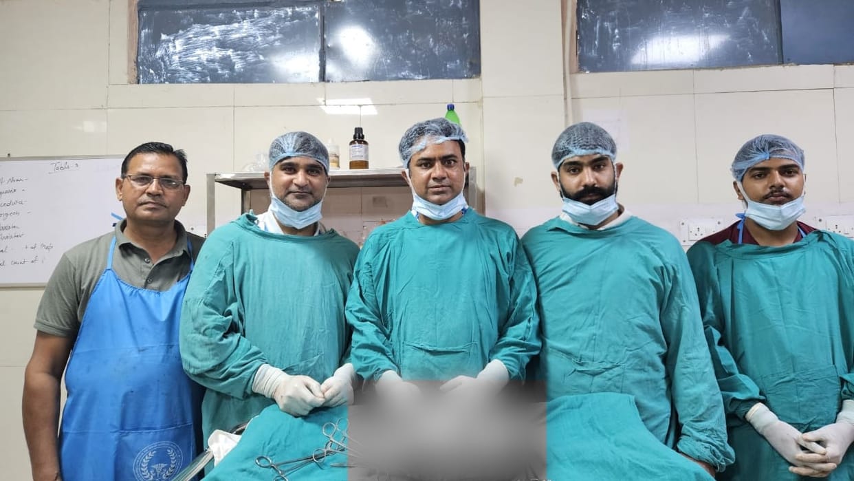 doctors removed big tumor from the stomach of teen girl through surgery in medical college shahjahanpur