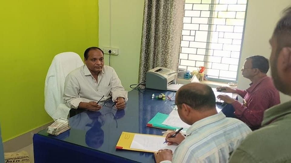PWD EE demanded two lakh rupees in the name of getting a tender ACB arrested him red handed in Jagdalpur