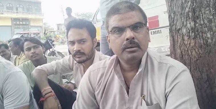 Bullying by the son of the former Pradhan beheaded three people also misbehaved with a woman