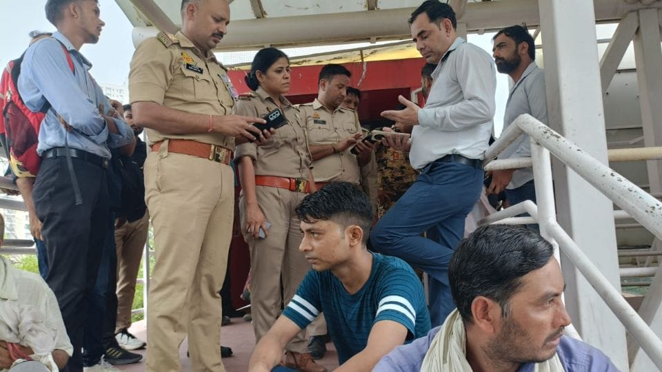 Lift on Noida-Greater Noida Expressway malfunctions six people stranded