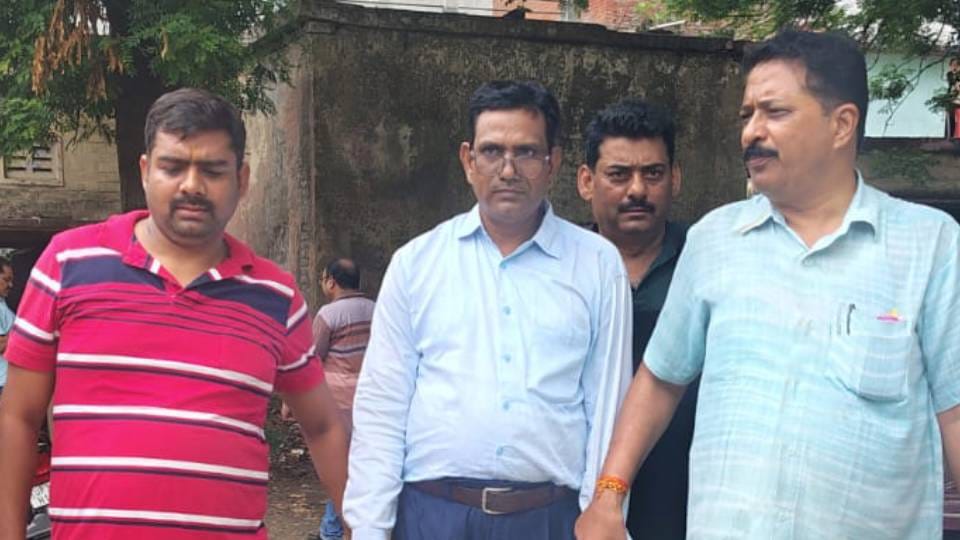 vigilance team arrested Gram Panchayat officer red handed while taking bribe of 50 thousand In Raebareli