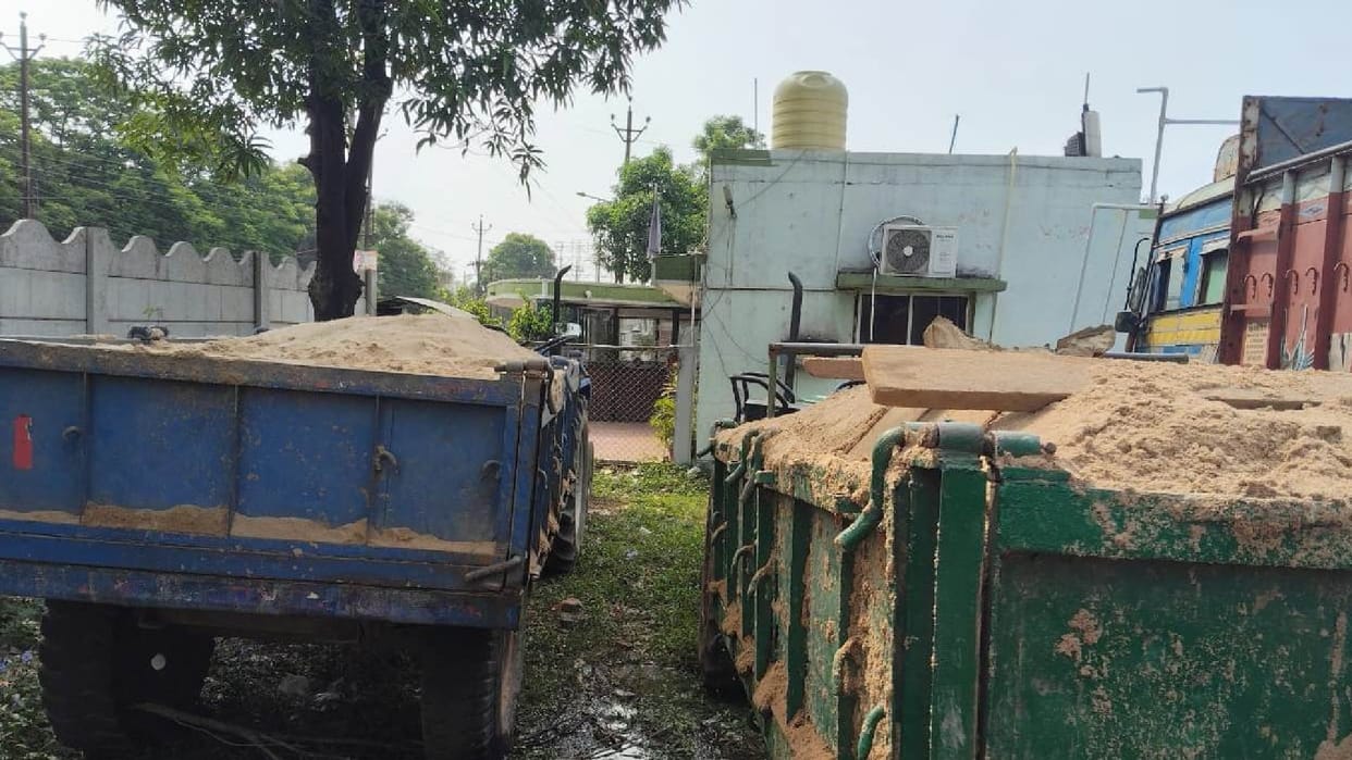 Illegal mining of minerals in Raigarh: Major action against transportation and storage, 9 vehicles seized