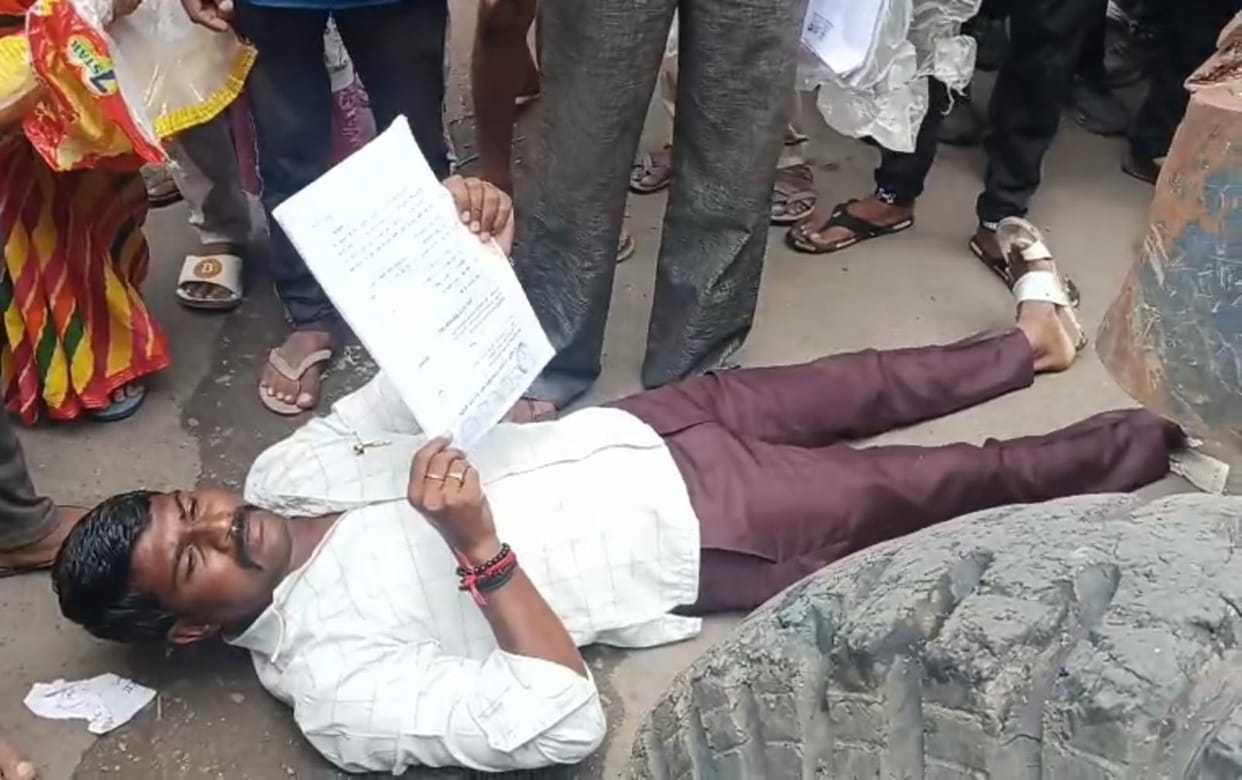 Indore News: Shopkeepers lay down in front of bulldozer in protest against shop removal, case registered