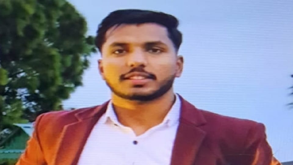 Bank employee dies after car collides with tree in ramnagar