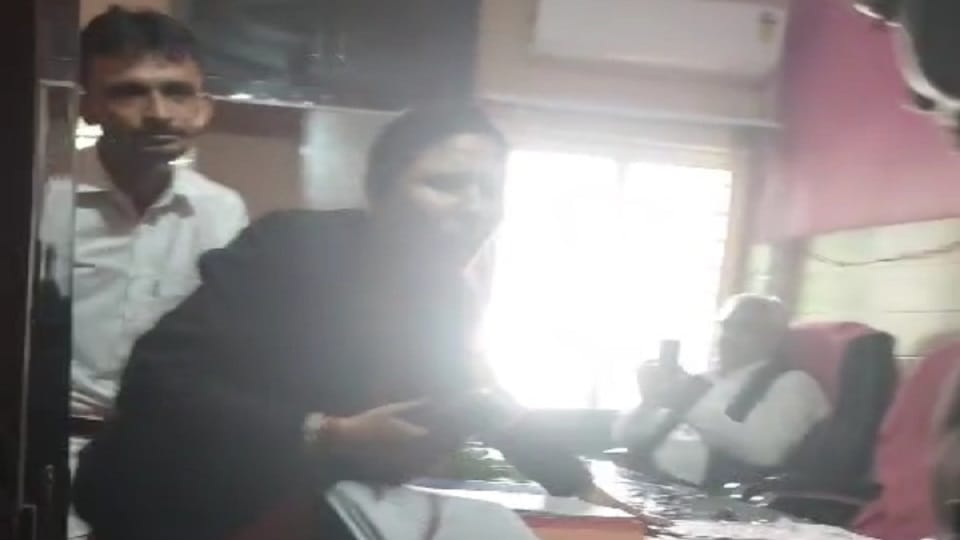 Meerut: Kicking and punching between lawyers in the court, four injured, people said this