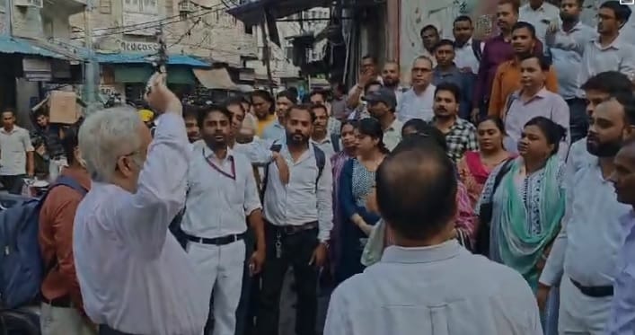 Kanpur PNB bank employees demonstrated in support of their demands said will go on strike on the 7th