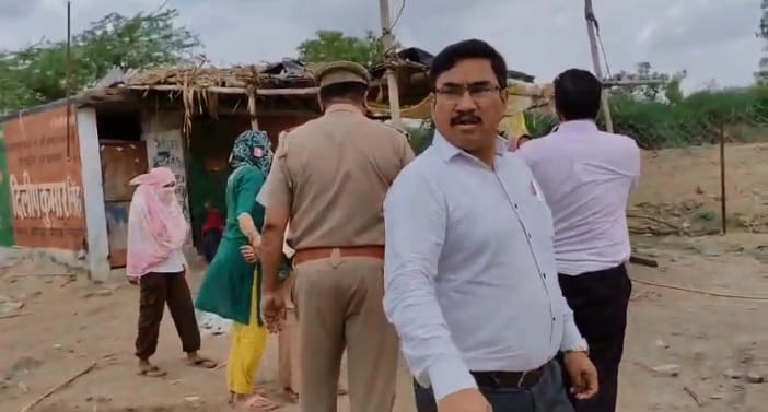 Mahoba Protest against removal of encroachment from government land youth beaten high voltage drama of womens