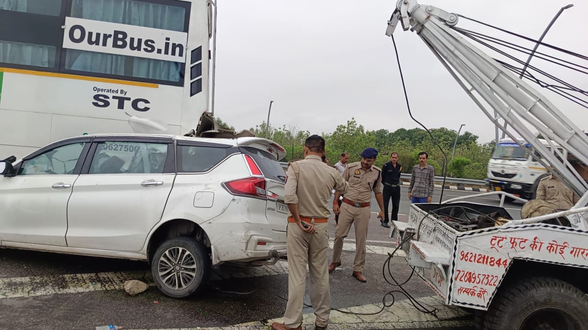 Unnao Accident Car rams into bus from behind on expressway sub inspector died five injured including constable