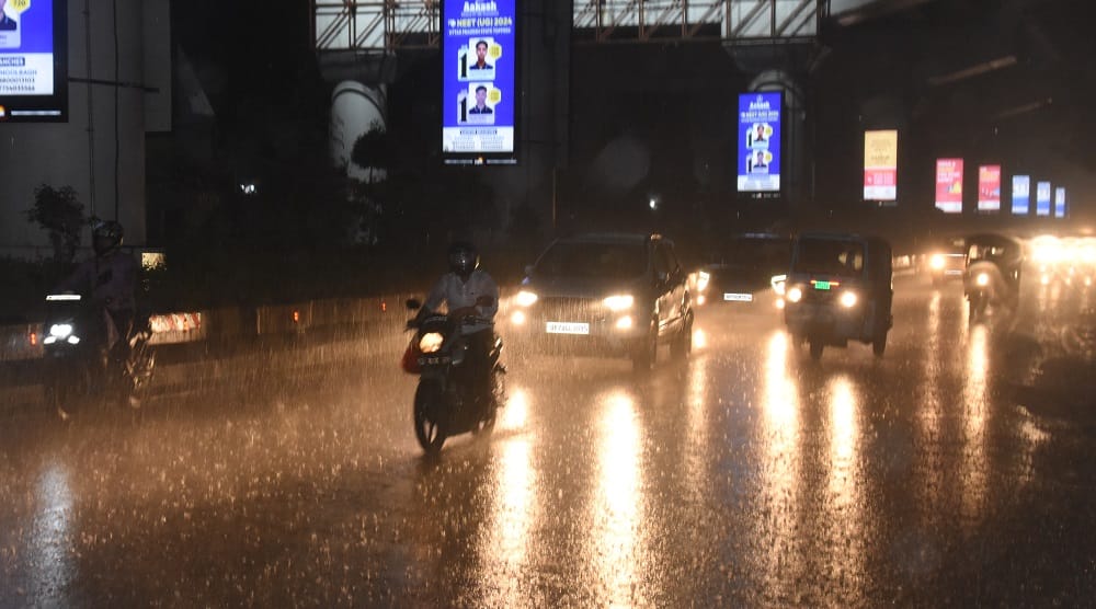 Kanpur Weather Update Vipha cyclonic storm will reach the city tomorrow possibility of heavy rain and winds