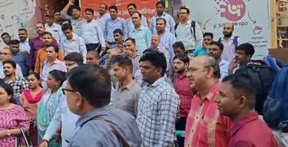 Kanpur PNB bank employees demonstrated in support of their demands said will go on strike on the 7th