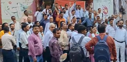 Kanpur PNB bank employees demonstrated in support of their demands said will go on strike on the 7th