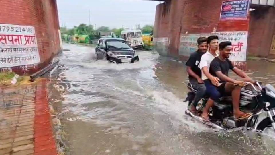 UP Weather News Monsoon gained momentum in UP heavy rain warning in 30 districts know your district condition